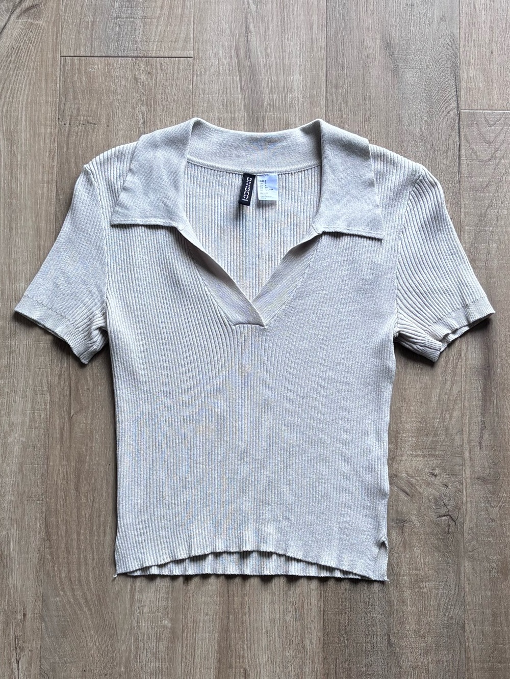 H&M Ribbed Polo Short Sleeve Ribbed V-Neck Top in Tan